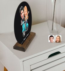 Kişiye Özel Sevgililer Karikatürlü Yuvarlak Ahşap Biblo-99