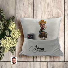 BK Gift Kişiye Özel Rodeocu Karikatür Tasarımlı Organizer Kumanda ve Atıştırmalık Cepli Gri Kırlent Yastık-1 Arkadaşa Hediye, Cepli Yastık