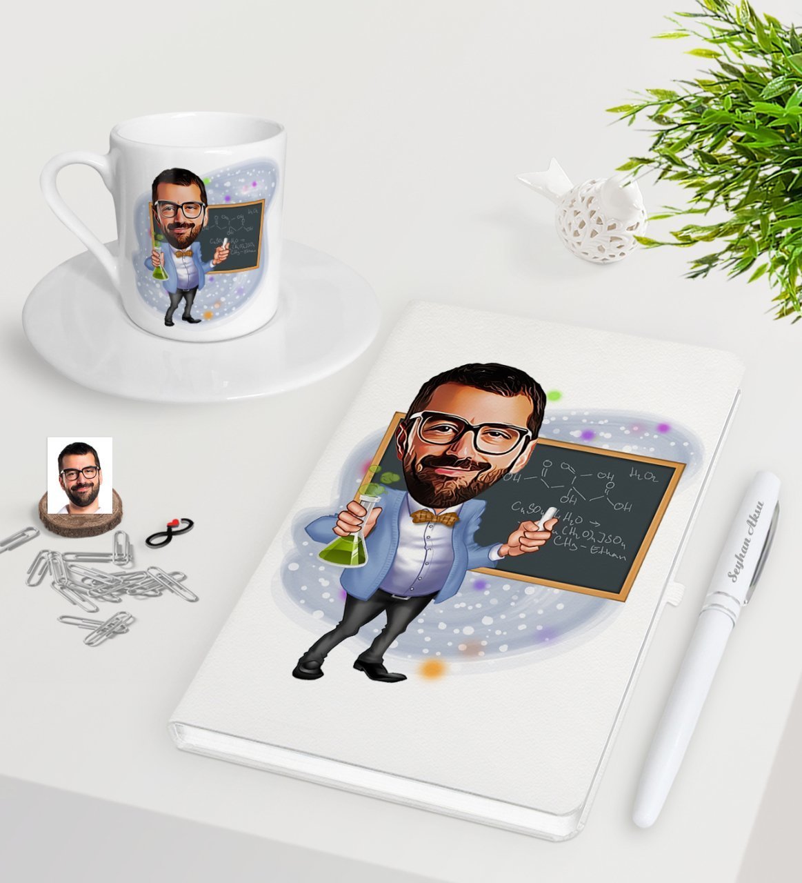 Kişiye Özel Erkek Kimya Öğretmeni Karikatürlü Beyaz Defter Kalem Türk Kahvesi Fincanı Seti-1