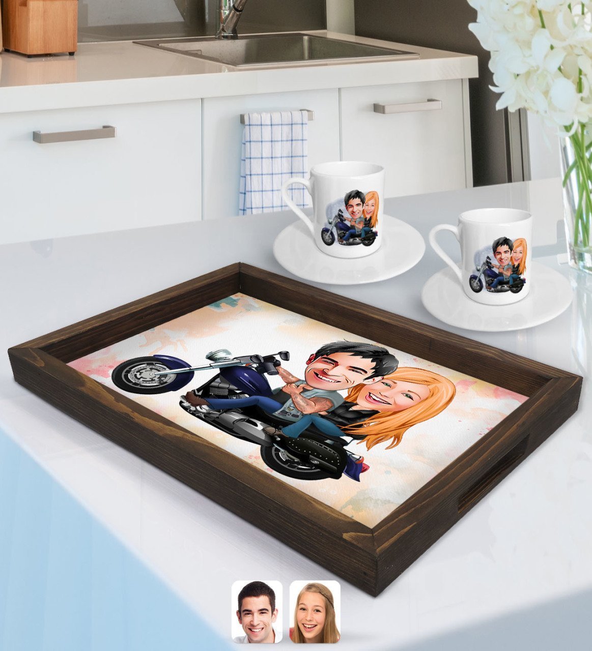 Kişiye Özel Motorcu Sevgililer Karikatürlü Doğal Ahşap Tepsi ve 2’li Kahve Fincan Seti-1