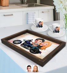 Kişiye Özel Motorcu Sevgililer Karikatürlü Doğal Ahşap Tepsi ve 2’li Kahve Fincan Seti-1
