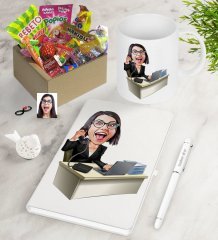 Kişiye Özel Bayan Asistan Karikatürlü Nostaljik Lezzetler Defter Kalem Kupa Seti