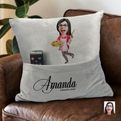 BK Gift Kişiye Özel Ressam Karikatür Tasarımlı Organizer Kumanda ve Atıştırmalık Cepli Gri Kırlent Yastık-1 Arkadaşa Hediye, Cepli Yastık
