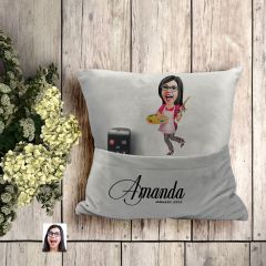 BK Gift Kişiye Özel Ressam Karikatür Tasarımlı Organizer Kumanda ve Atıştırmalık Cepli Gri Kırlent Yastık-1 Arkadaşa Hediye, Cepli Yastık