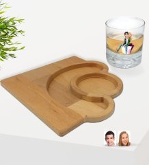 Kişiye Özel Sevgililer Karikatürlü Viski Bardağı ve Doğal Masif Ahşap Yarım Ay Sunum Tabağı Çerezlik Hediye Seti-35
