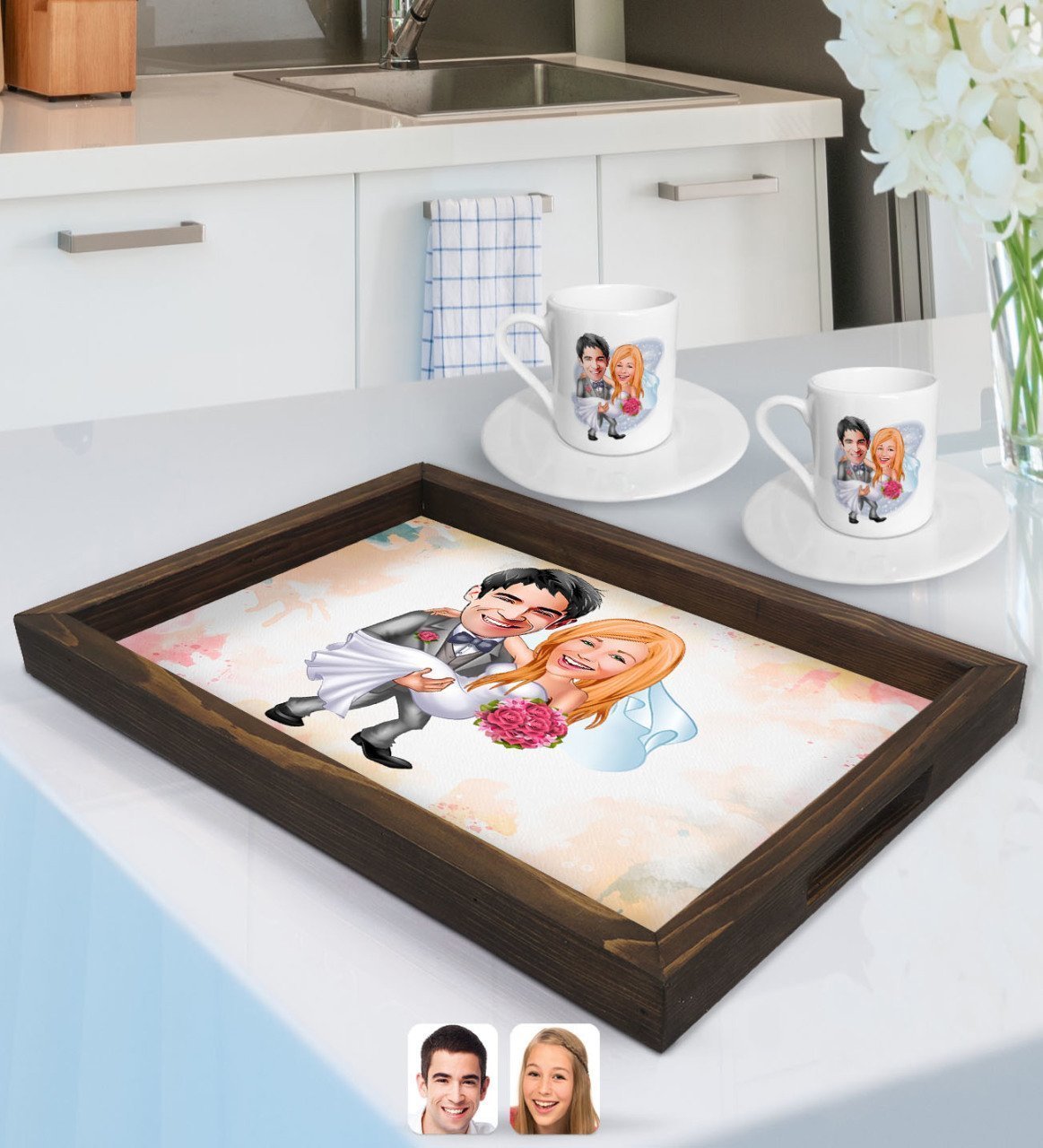 Kişiye Özel Evleniyoruz Karikatürlü Doğal Ahşap Tepsi ve 2’li Kahve Fincan Seti-7