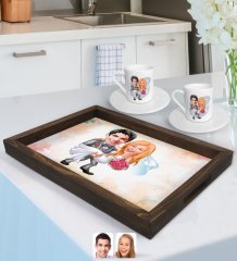 Kişiye Özel Evleniyoruz Karikatürlü Doğal Ahşap Tepsi ve 2’li Kahve Fincan Seti-7