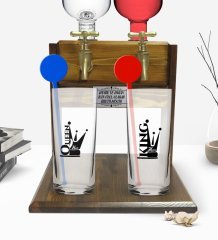 Kişiye Özel Renkli Baskılı Queen and King Tasarımlı İkili Vodka Bardağı ve Çift Musluklu Doğal Ahşap Vodka Standı-1