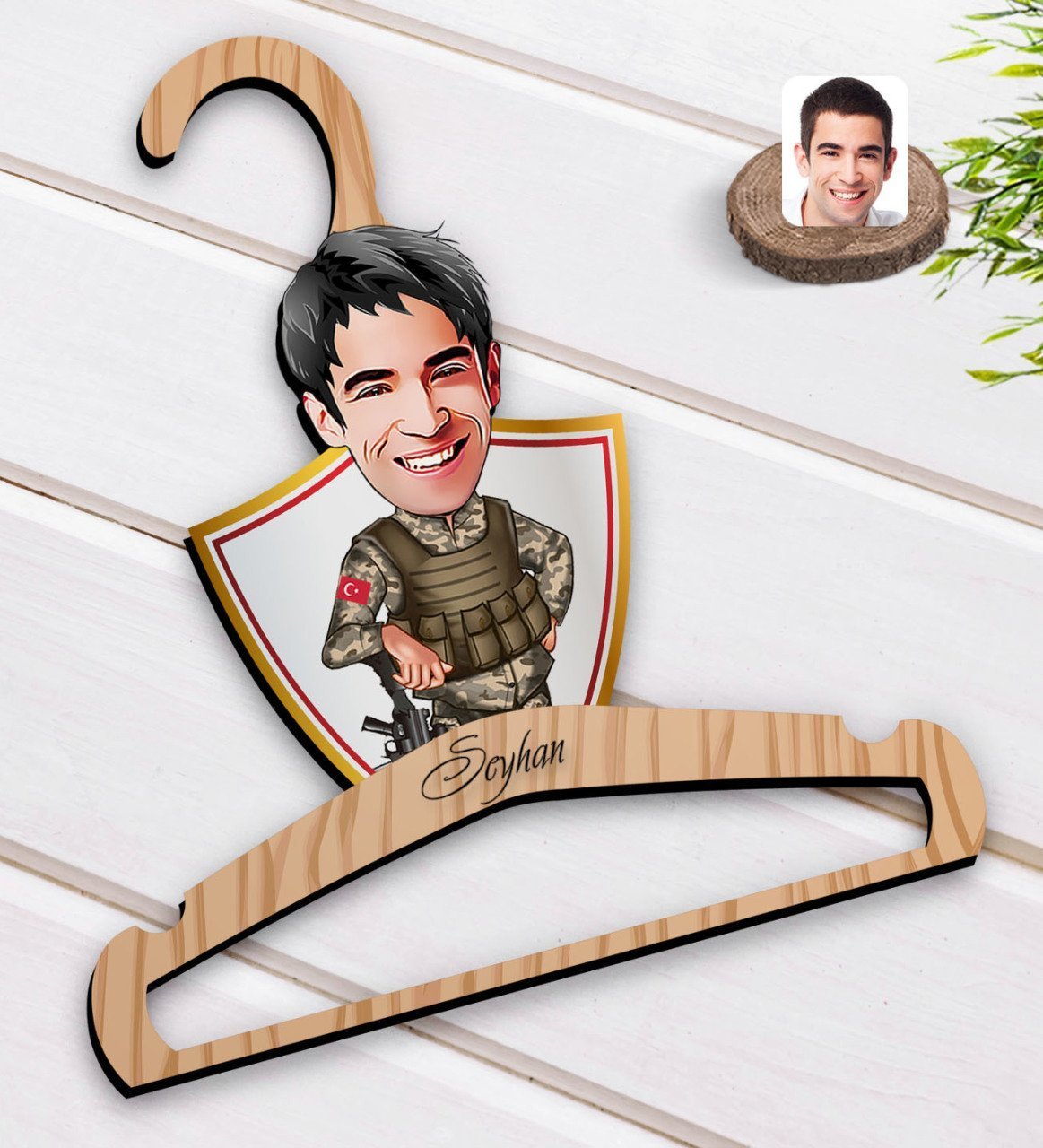 Kişiye Özel Asker Karikatürlü Standart Boy Ahşap Elbise Askısı-2