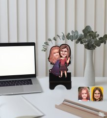 Kişiye Özel Kız Kardeşler Karikatürlü Ahşap Biblo Telefon Standı-6