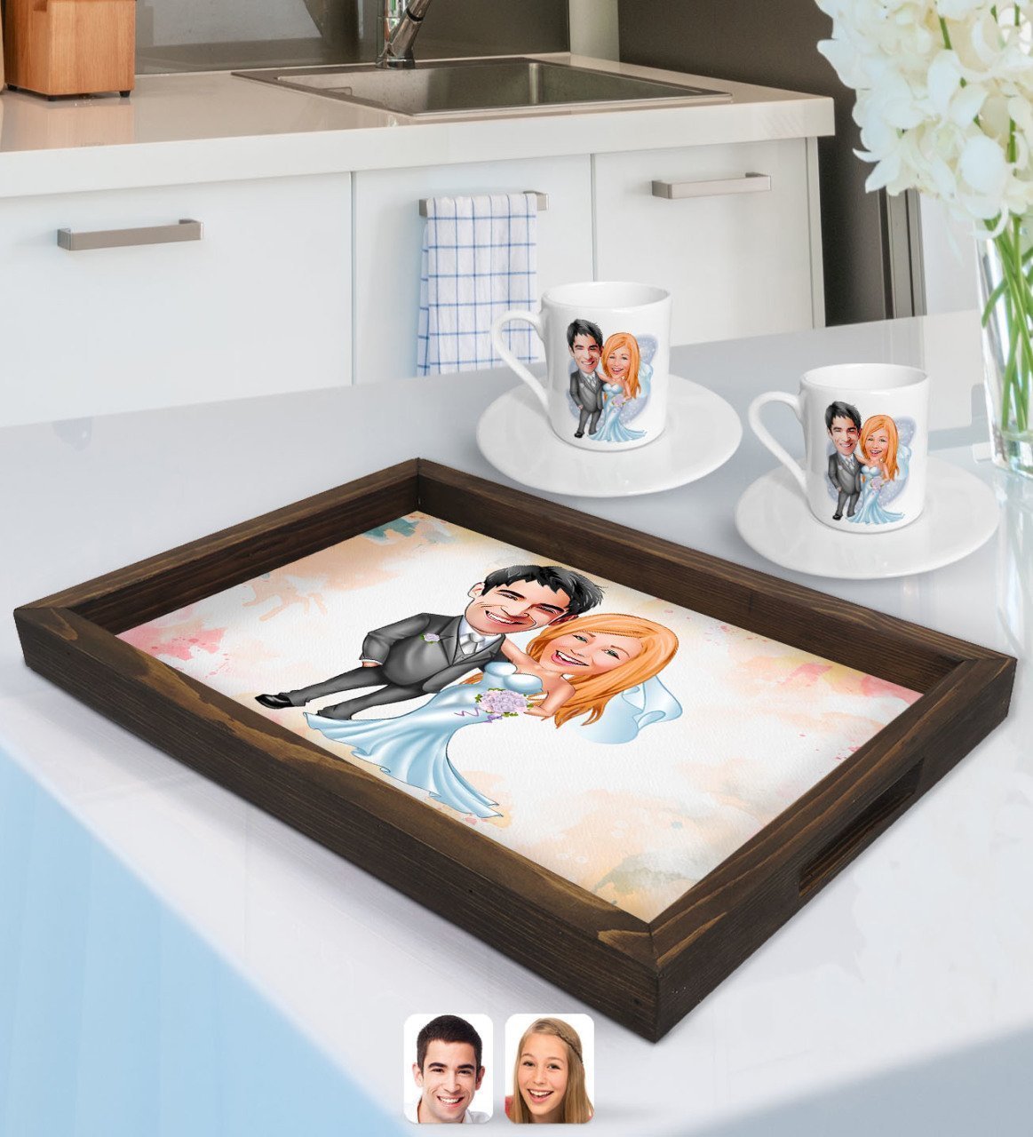 Kişiye Özel Evleniyoruz Karikatürlü Doğal Ahşap Tepsi ve 2’li Kahve Fincan Seti-5