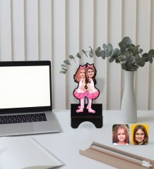 Kişiye Özel Kız Kardeşler Karikatürlü Ahşap Biblo Telefon Standı-3