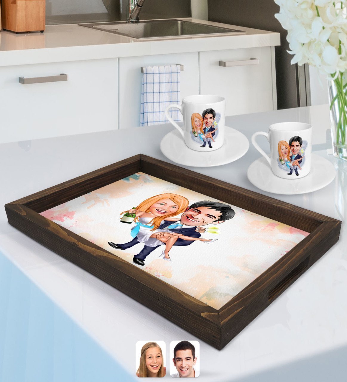 Kişiye Özel Evleniyoruz Karikatürlü Doğal Ahşap Tepsi ve 2’li Kahve Fincan Seti-4