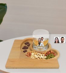 Kişiye Özel Sevgililer Karikatürlü Viski Bardağı ve Doğal Masif Ahşap Yarım Ay Sunum Tabağı Çerezlik Hediye Seti-16
