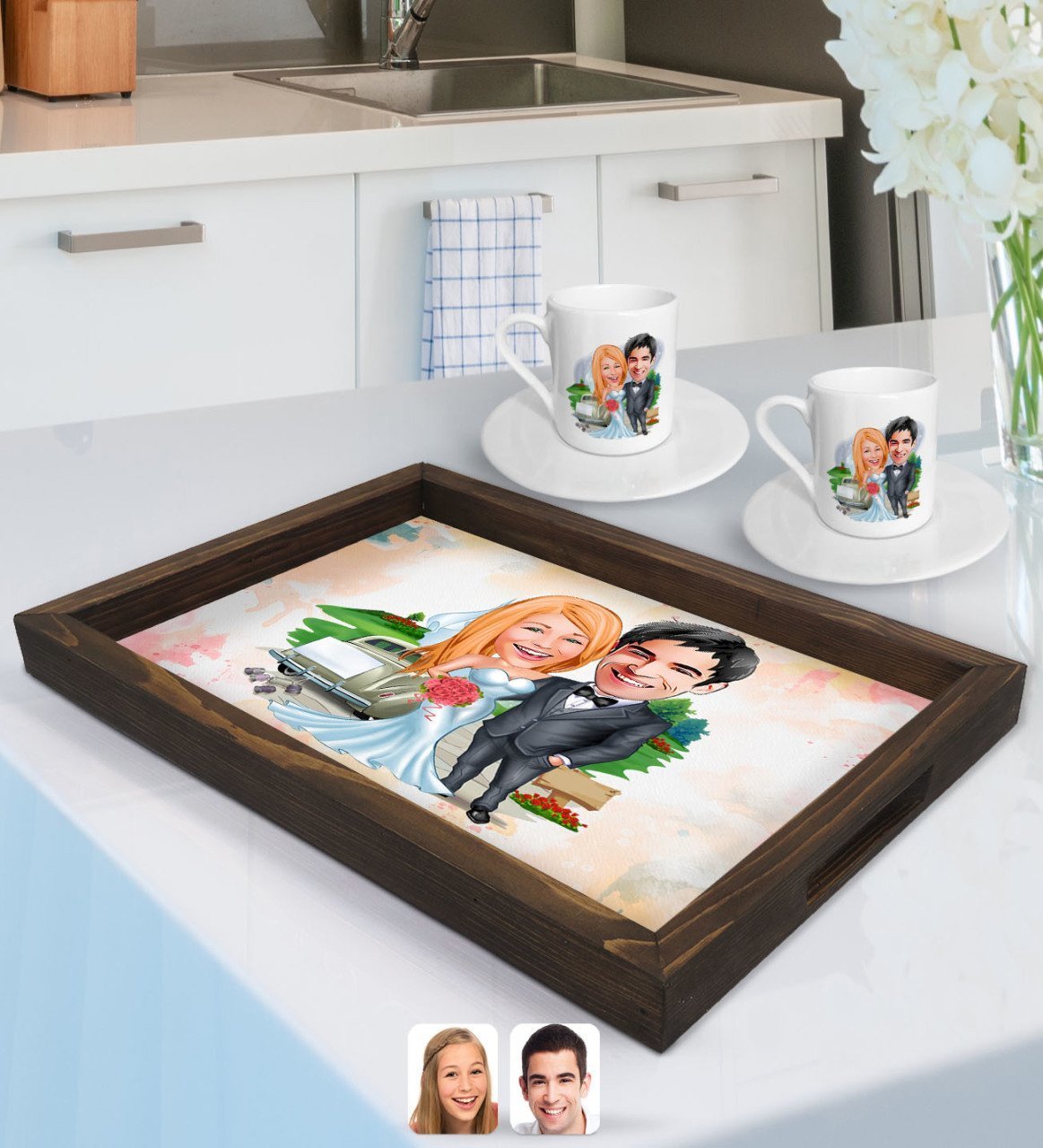 Kişiye Özel Evleniyoruz Karikatürlü Doğal Ahşap Tepsi ve 2’li Kahve Fincan Seti-1