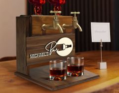 BK Gift Kişiye Özel Kabartma Viski Tasarımlı İsimli Çift Musluklu Doğal Ahşap İçki Standı-3, İçki Standı, Doğum Günü Hediyesi, Ev Hediyesi