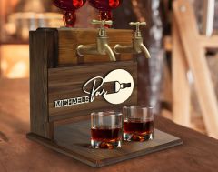 BK Gift Kişiye Özel Kabartma Viski Tasarımlı İsimli Çift Musluklu Doğal Ahşap İçki Standı-3, İçki Standı, Doğum Günü Hediyesi, Ev Hediyesi
