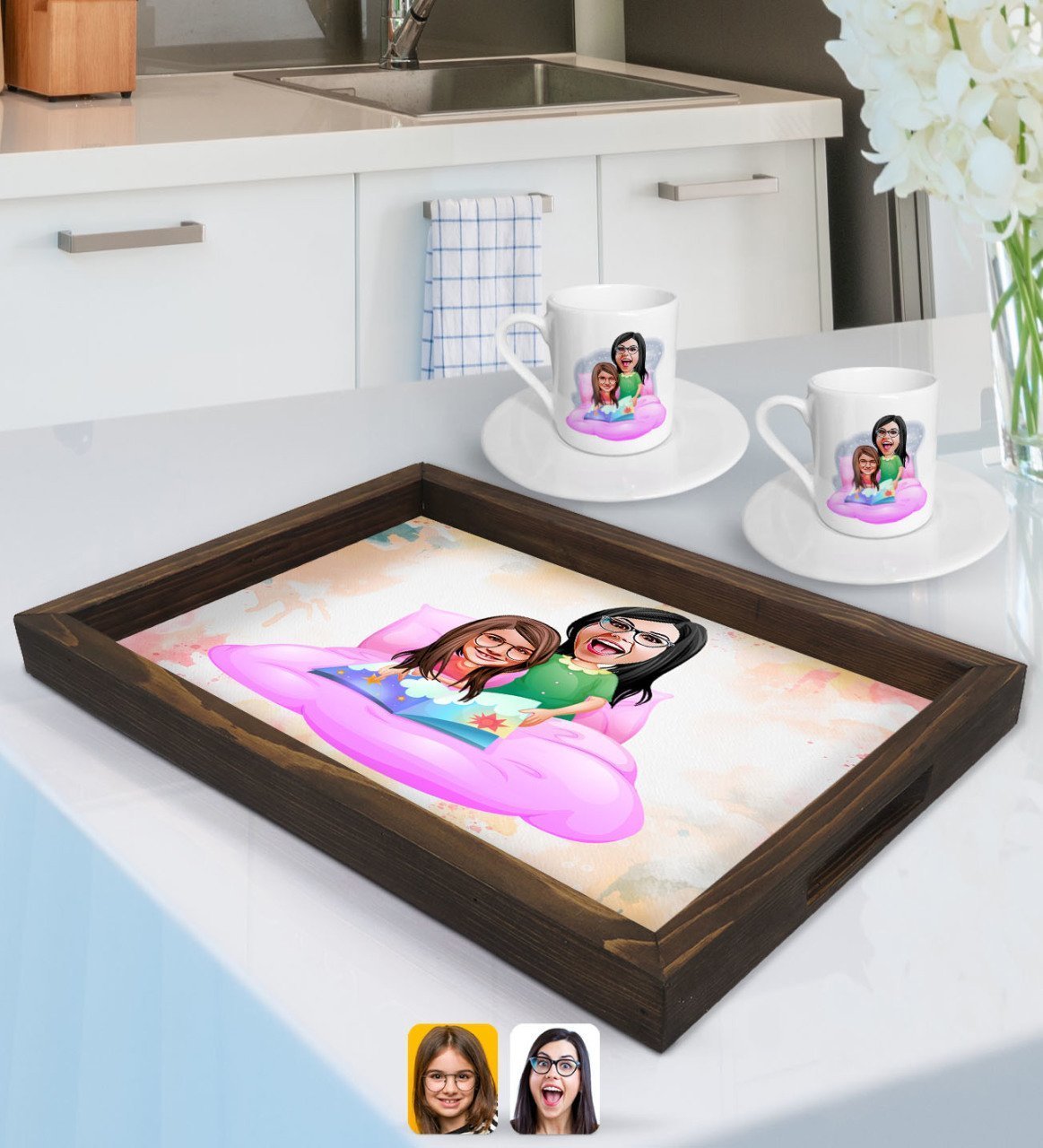 Kişiye Özel Anne Kız Karikatürlü Doğal Ahşap Tepsi ve 2’li Kahve Fincan Seti-3