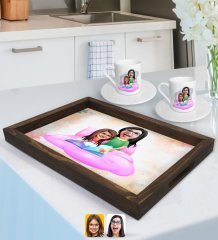 Kişiye Özel Anne Kız Karikatürlü Doğal Ahşap Tepsi ve 2’li Kahve Fincan Seti-3
