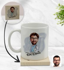 Kişiye Özel Erkek Doktor Karikatürlü Beyaz Kupa Bardak ve Ahşap Bardak Altlığı Hediye Seti - Model 8