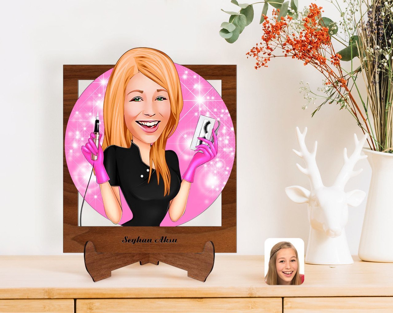Kişiye Özel Kadın Güzellik Uzmanı Karikatürlü Ahşap Standlı 3D Biblo-3