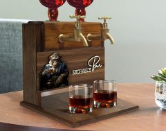 BK Gift Kişiye Özel Kabartma Goril Tasarımlı İsimli Çift Musluklu Doğal Ahşap İçki Standı-1, İçki Standı, Doğum Günü Hediyesi, Ev Hediyesi