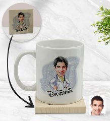 Kişiye Özel Erkek Doktor Karikatürlü Beyaz Kupa Bardak ve Ahşap Bardak Altlığı Hediye Seti - Model 1