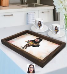 Kişiye Özel Tesettürlü Kadın Öğretmen Karikatürlü Doğal Ahşap Tepsi ve 2’li Kahve Fincan Seti-2