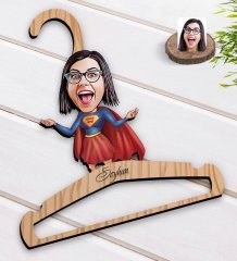 Kişiye Özel Süper Anne Karikatürlü Standart Boy Ahşap Elbise Askısı-1