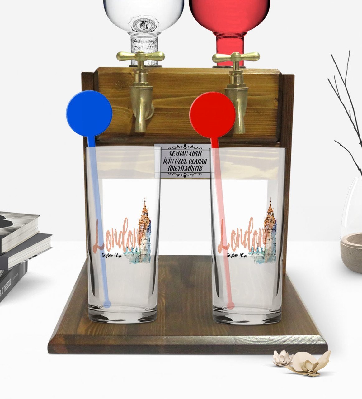 Kişiye Özel Renkli Baskılı London Tasarımlı İkili Vodka Bardağı ve Çift Musluklu Doğal Ahşap Vodka Standı-2