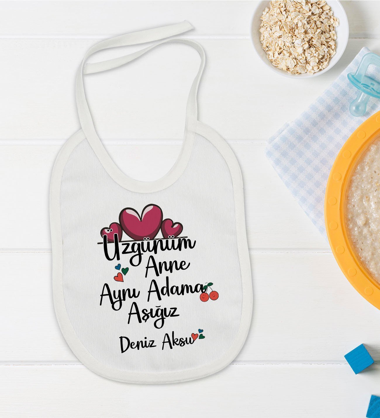 BK Kids Kişiye Özel Aynı Adama Aşığız Tasarımlı Bebek Mama Önlüğü - Model 1