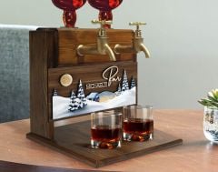 BK Gift Kişiye Özel Kabartma Kış Tasarımlı İsimli Çift Musluklu Doğal Ahşap İçki Standı-1, İçki Standı, Doğum Günü Hediyesi, Ev Hediyesi