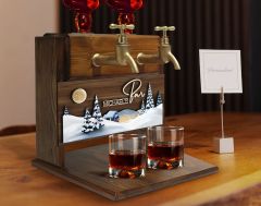 BK Gift Kişiye Özel Kabartma Kış Tasarımlı İsimli Çift Musluklu Doğal Ahşap İçki Standı-1, İçki Standı, Doğum Günü Hediyesi, Ev Hediyesi