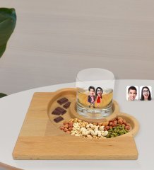 Kişiye Özel Sevgililer Karikatürlü Viski Bardağı ve Doğal Masif Ahşap Yarım Ay Sunum Tabağı Çerezlik Hediye Seti-4