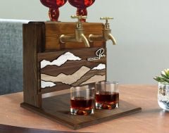 BK Gift Kişiye Özel Kabartma Dağ Tasarımlı İsimli Çift Musluklu Doğal Ahşap İçki Standı-1, İçki Standı, Doğum Günü Hediyesi, Ev Hediyesi