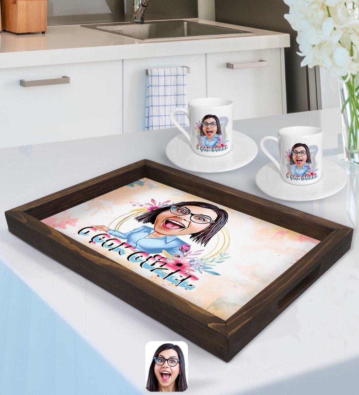 Kişiye Özel O Çok Güzel Karikatürlü Doğal Ahşap Tepsi ve 2’li Kahve Fincan Seti-1