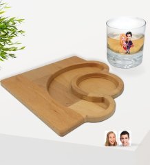 Kişiye Özel Sevgililer Karikatürlü Viski Bardağı ve Doğal Masif Ahşap Yarım Ay Sunum Tabağı Çerezlik Hediye Seti-2