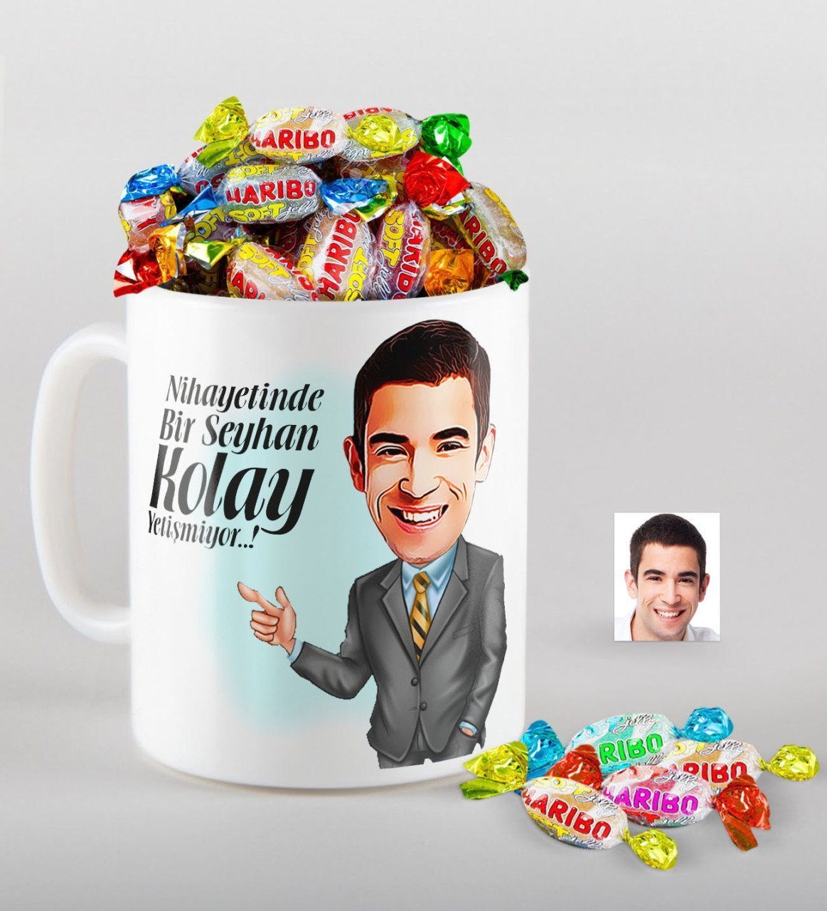 Kişiye Özel Bay Kolay Yetişmiyor Karikatürlü Kupa ve Haribo Fruitbons Şeker Hediye Seti-2