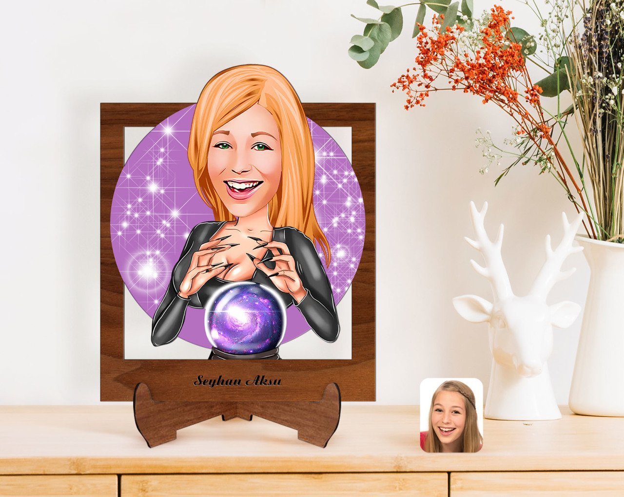 Kişiye Özel Kadın Astrolog Karikatürlü Ahşap Standlı 3D Biblo-1