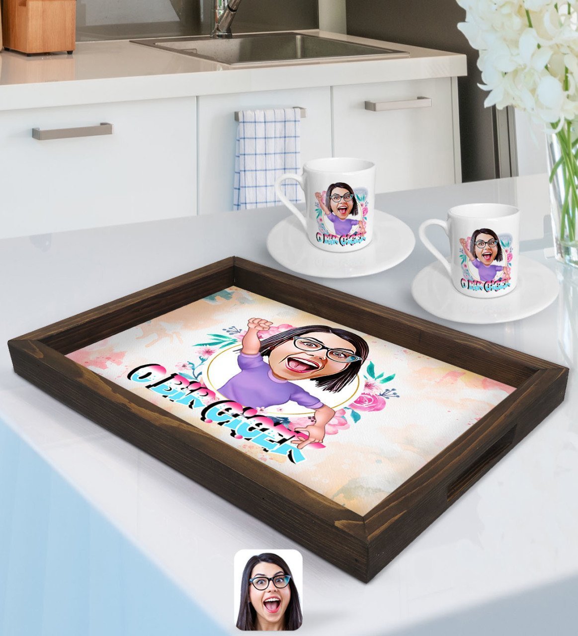 Kişiye Özel O Bir Çiçek Karikatürlü Doğal Ahşap Tepsi ve 2’li Kahve Fincan Seti-3