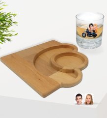Kişiye Özel Motorcu Sevgililer Karikatürlü Viski Bardağı ve Doğal Masif Ahşap Yarım Ay Sunum Tabağı Çerezlik Hediye Seti-1