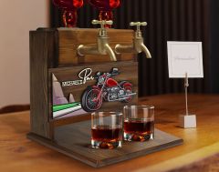 BK Gift Kişiye Özel Kabartma Motorsiklet Tasarımlı İsimli Çift Musluklu Doğal Ahşap İçki Standı-2, İçki Standı, Doğum Günü Hediyesi, Ev Hediyesi