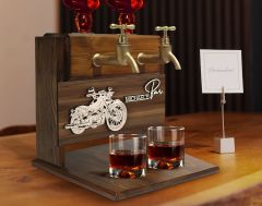 BK Gift Kişiye Özel Kabartma Motorsiklet Tasarımlı İsimli Çift Musluklu Doğal Ahşap İçki Standı-1, İçki Standı, Doğum Günü Hediyesi, Ev Hediyesi