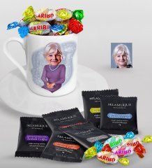 Kişiye Özel Büyükanne Karikatürlü Türk Kahvesi Fincanı Selamlique Karışık Türk Kahvesi ve Haribo Şeker Hediye Seti