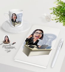 Kişiye Özel Bayan Asistan Karikatürlü Beyaz Defter Kalem Türk Kahvesi Fincanı Seti-1