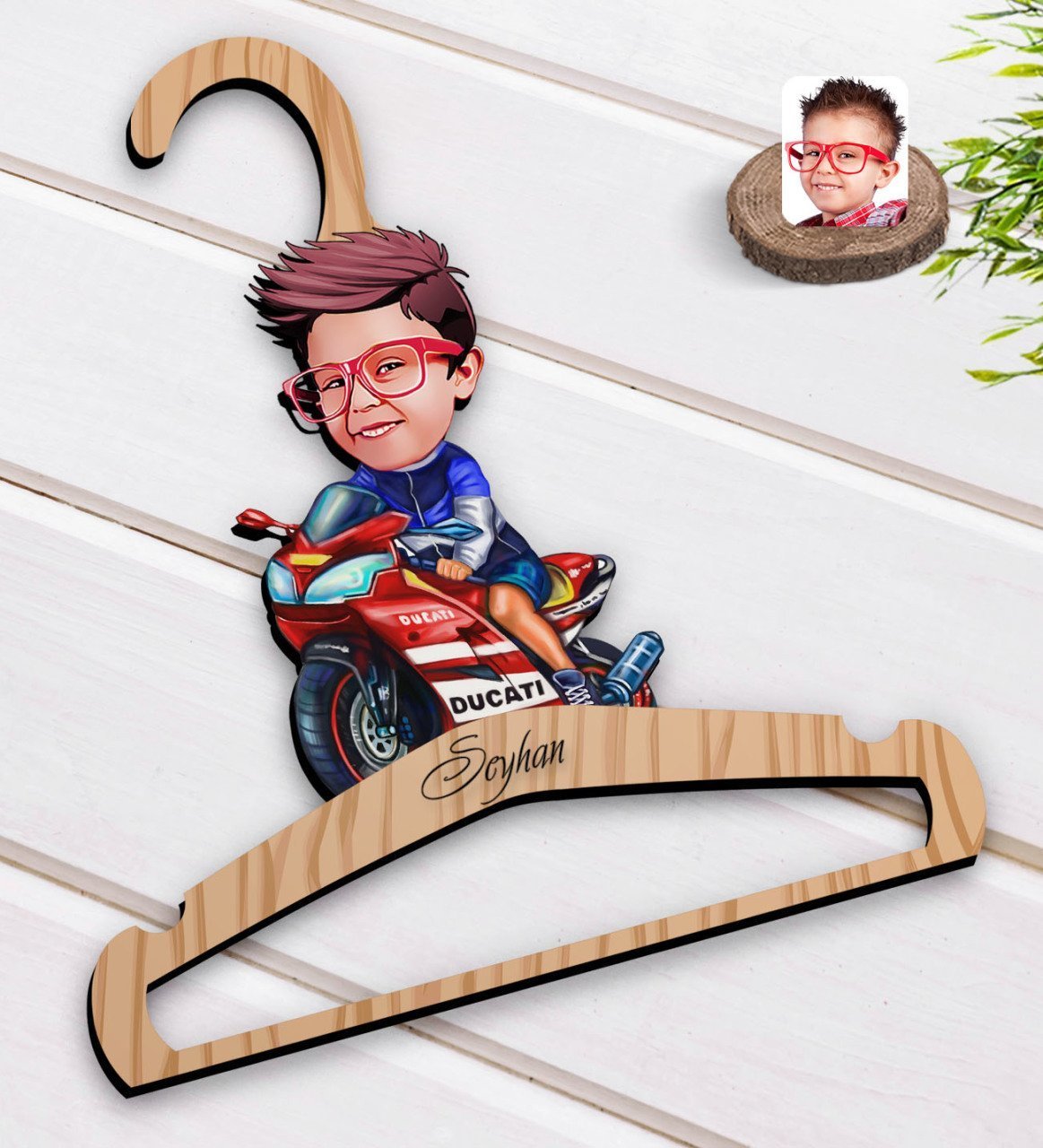 Kişiye Özel Motorcu Çocuk Karikatürlü Standart Boy Ahşap Elbise Askısı-1