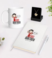 Kişiye Özel Çince Öğretmeni Beyaz Kupa Defter Kalem ve İsimli Papatya Kolye Hediye Seti