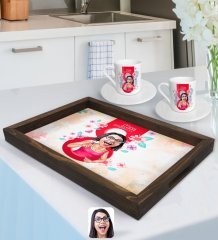 Kişiye Özel Kadınlar Günü Karikatürlü Doğal Ahşap Tepsi ve 2’li Kahve Fincan Seti-3