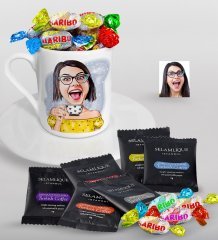 Kişiye Özel Bayan Karikatürlü Türk Kahvesi Fincanı Selamlique Karışık Türk Kahvesi ve Haribo Şeker Hediye Seti-48