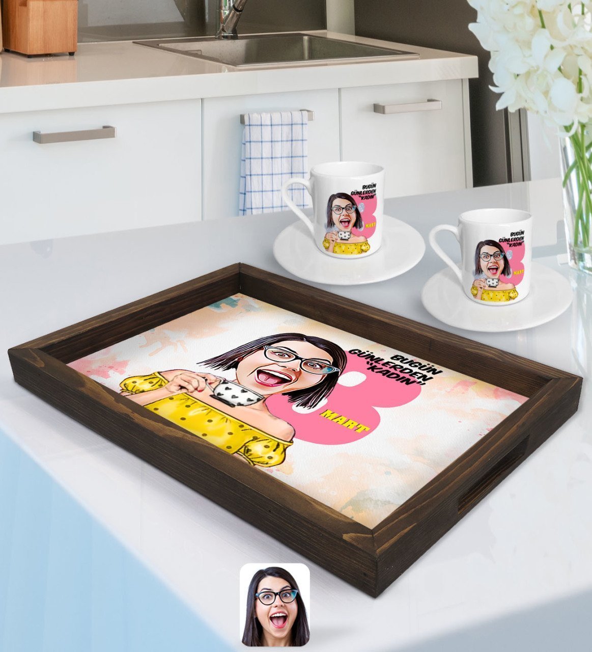 Kişiye Özel Kadınlar Günü Karikatürlü Doğal Ahşap Tepsi ve 2’li Kahve Fincan Seti-2